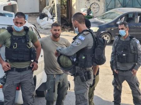 شرطة الاحتلال تعتدي على مسنة وشاب وتعتقل شاب اخر خلال حملة تفتيش في برطعة